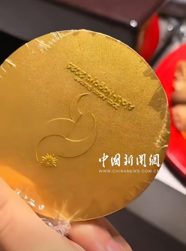 亚运金牌摸摸就花?空手道冠军李巧巧晒磨损后金牌